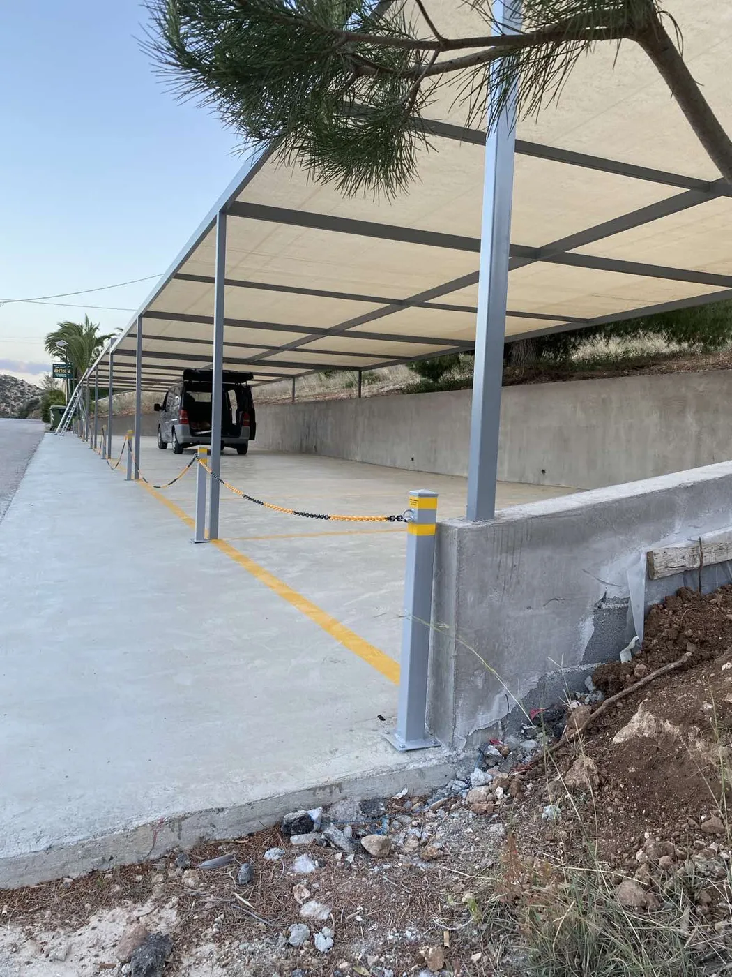 Τέντα καταστήματος με καθαρές γραμμές και προστασία πρόσοψης