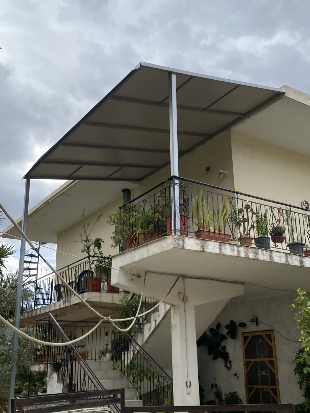 Ριγέ τέντα μπαλκονιού σε κατοικία στο Ναύπλιο